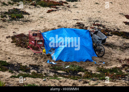 Senzatetto tenda vivono sulla spiaggia, Baia di Monterey, California, Stati Uniti d'America Foto Stock