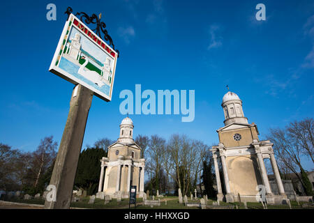 Mistley segno del villaggio Foto Stock