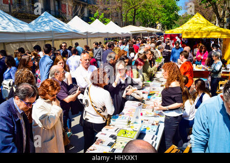 Sant Jordi's day, celebrata il 23 aprile. Barcellona, in Catalogna, Spagna Foto Stock