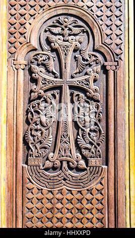 La Chiesa porta in legno intagliato con croce assemblati di folk motivo floreale Foto Stock