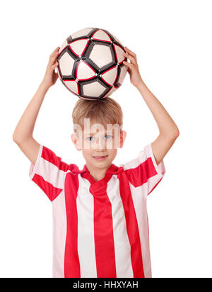 Ragazzo in possesso di un pallone da calcio sopra la sua testa Foto Stock