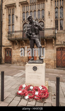 Statua commemorativa per la fanteria leggera Durham nella piazza del mercato,Durham City,l'Inghilterra,UK da Alan Beattie Foto Stock