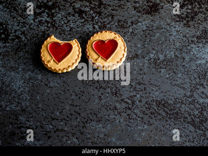 A forma di cuore ad cookie con inceppamento sulla lavagna Foto Stock