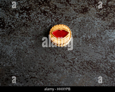 Sorriso cookie sagomato con marmellata su una lista Foto Stock