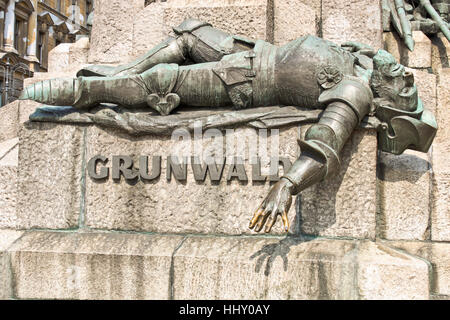 Cracovia in Polonia - 5 Settembre 2013: una figura di una sconfitta knite sul monumento dedicato alla battaglia di Grunwald nella città vecchia di Cracovia. Foto Stock