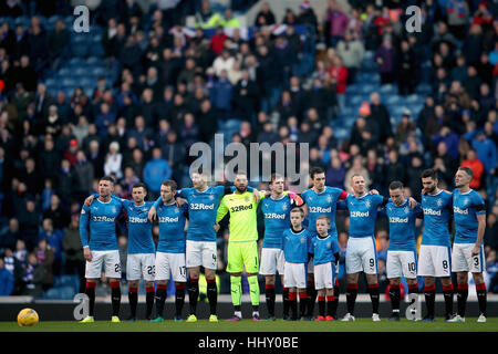 I giocatori dei Rangers di osservare un minuto di silenzio in memoria di ex Rangers player Johnny poco prima la Ladbrokes Premiership scozzese corrispondono al Ibrox Stadium, Glasgow. Foto Stock