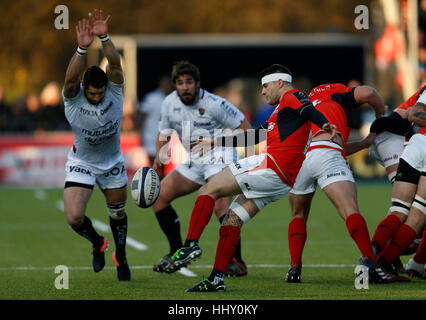 Saraceni' Richard Wigglesworth calci chiaro durante la Champions Cup match in Allianz Park, Londra. Foto Stock