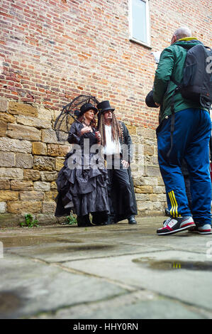Matura in posa come goti a Whitby Foto Stock