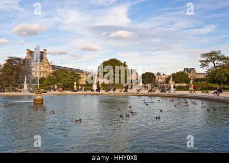 Parigi, Francia - 19 settembre 2013: la gente camminare e rilassante nella famosa sedie verde vicino alla fontana nel giardino delle Tuileries - uno dei più laborato Foto Stock