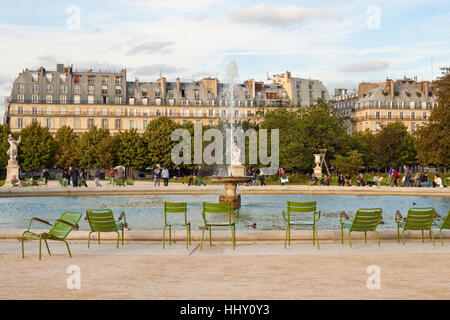 Parigi, Francia - 19 settembre 2013: vacante sedie vicino alla fontana nel giardino delle Tuileries - uno dei più popolari attrazioni turistiche di Parigi. Foto Stock