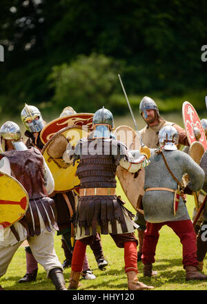 Antico britannico e soldati romani in combattimento Foto Stock