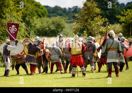 Antico britannico e soldati romani in combattimento Foto Stock