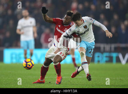 Il Middlesbrough Adama Traore (sinistra) e il West Ham United Byram Sam battaglia per la palla durante il match di Premier League al Riverside Stadium, Middlesbrough. Foto Stock