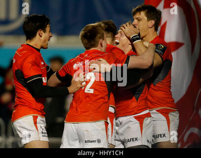 Saraceni" Chris Ashton celebra il loro punteggio prima provare durante la Champions Cup match in Allianz Park, Londra. Foto Stock