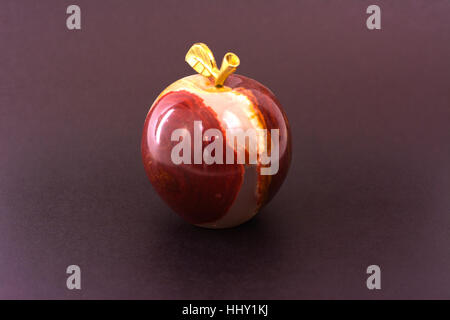 Apple fatto di pietra onice su sfondo nero Foto Stock