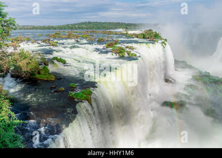 Le Cascate di Iguassù con nuvole e cielo blu su sfondo in Foz do Iguacu, Brasile Foto Stock