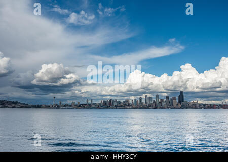 Fuga di nuvole passare il puntatore del mouse sopra la skyline di Seattle. Foto Stock