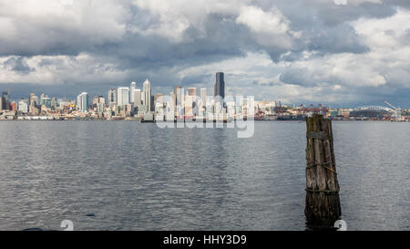 Fuga di nuvole passare il puntatore del mouse sopra la skyline di Seattle. Foto Stock