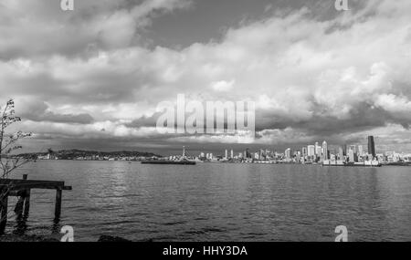 Fuga di nuvole passare il puntatore del mouse sopra la skyline di Seattle. Immagine in bianco e nero. Foto Stock