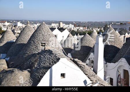 Vista aerea della bellissima città di Alberobello con il tradizionale 'trulli' case e loro tetto conico in Puglia, Italia Foto Stock