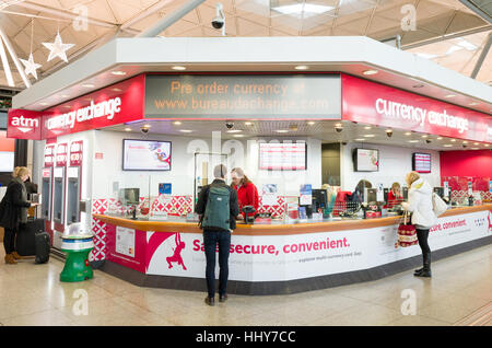 Moneycorp cambio valuta presso l'aeroporto di Stansted, England, Regno Unito Foto Stock