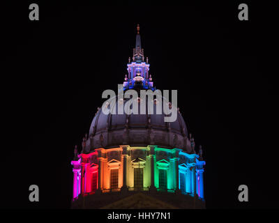 La città di San Francisco Hall illuminata con orgoglio i colori per il 2016 Pride Parade Foto Stock
