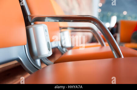 Sedie con presa elettrica in aeroporto. Foto Stock