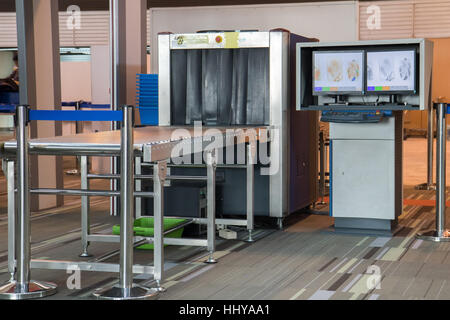 X-ray scanner e rivelatore di metalli con monitor all'aeroporto di punto di controllo di sicurezza Foto Stock