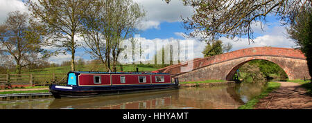 Un narrowboat in lockgates a Foxton si blocca sul Grand Union Canal, Leicestershire, Inghilterra; Gran Bretagna; Regno Unito Foto Stock