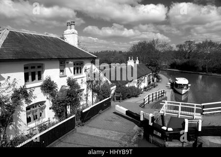 Un narrowboat in lockgates a Foxton si blocca sul Grand Union Canal, Leicestershire, Inghilterra; Gran Bretagna; Regno Unito Foto Stock