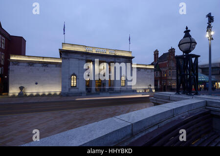 Il recentemente rinnovato Ferens Art Gallery di Queen Victoria Square in Hull City Centre Regno Unito Foto Stock