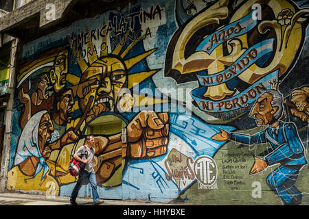 Un murale rivoluzionario lungo la città di Buenos Aires è più nota avenue, Avenda de Mayo, che collega la sede del governo con il Congresso nazionale Foto Stock