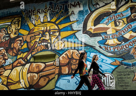 Un murale rivoluzionario lungo la città di Buenos Aires è più nota avenue, Avenda de Mayo, che collega la sede del governo con il Congresso nazionale Foto Stock