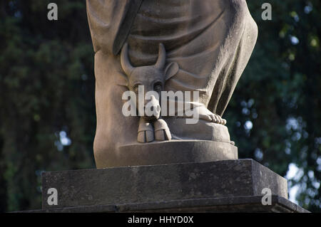 Statua che si trova nella parte anteriore della Chiesa Ortodossa etiopica Tewahido chiesa della Trinità in Etiopia ad Addis Abeba Foto Stock