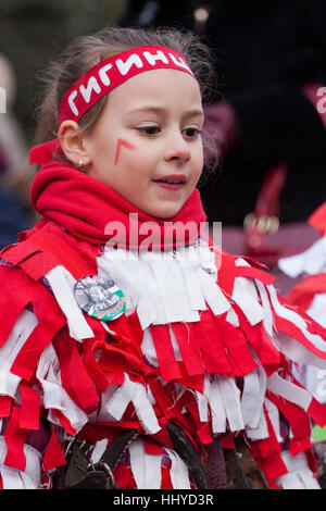 Breznik, Bulgaria - 21 Gennaio 2017: tradizionale costume Kukeri sono visti al Festival di the Masquerade Giochi Surova in Breznik, Bulgaria. Surova Foto Stock