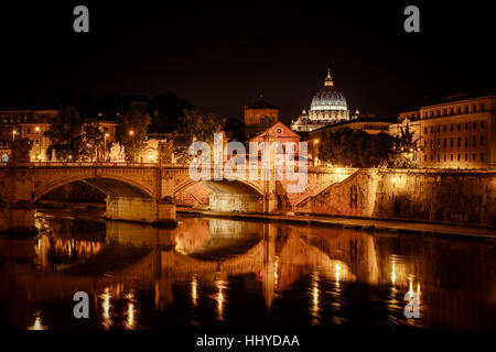 Basilica di San Pietro durante la notte che si affaccia sul fiume Tevere e dintorni attrazioni storiche di Roma. Foto Stock