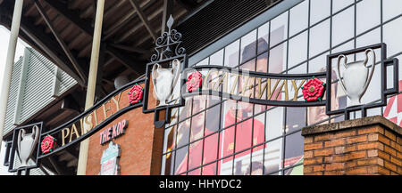 Close-up di Paisley Gates davanti alla Kop Stand a Liverpool Football Club. Foto Stock