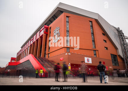 Una lunga esposizione di sostenitori a piedi Anfield stadium come host di Liverpool Swansea City om la Premier League. Foto Stock