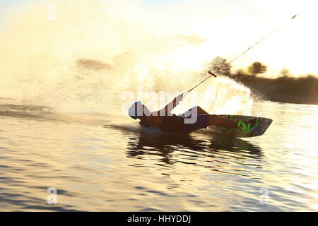 Sunset wakeboarding sessione in Alpipark. Foto Stock