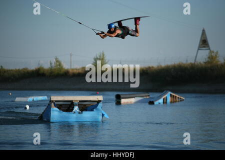 Sunset wakeboarding sessione in Alpipark. Foto Stock