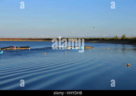 Sunset wakeboarding sessione in Alpipark. Foto Stock