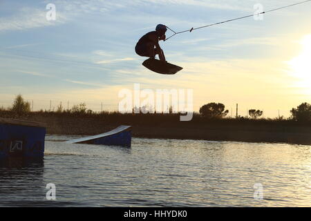 Sunset wakeboarding sessione in Alpipark. Foto Stock