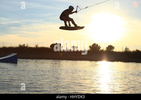 Sunset wakeboarding sessione in Alpipark. Foto Stock