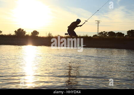 Sunset wakeboarding sessione in Alpipark. Foto Stock