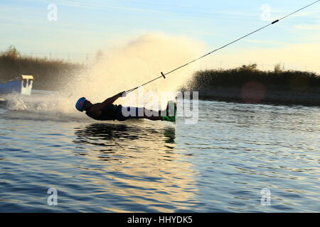 Sunset wakeboarding sessione in Alpipark. Foto Stock