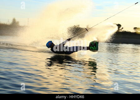 Sunset wakeboarding sessione in Alpipark. Foto Stock