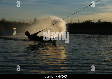 Sunset wakeboarding sessione in Alpipark. Foto Stock