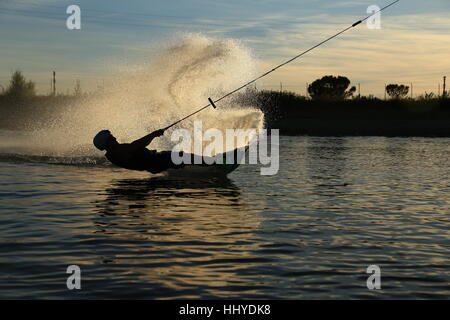 Sunset wakeboarding sessione in Alpipark. Foto Stock