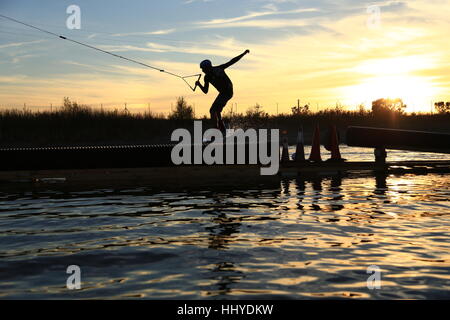 Sunset wakeboarding sessione in Alpipark. Foto Stock