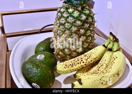 Frutta fresca in un cesto di frutta all'interno di una casa Foto Stock